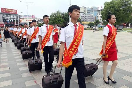 成都女生学高铁乘务专业怎么样,成都铁路专科学校