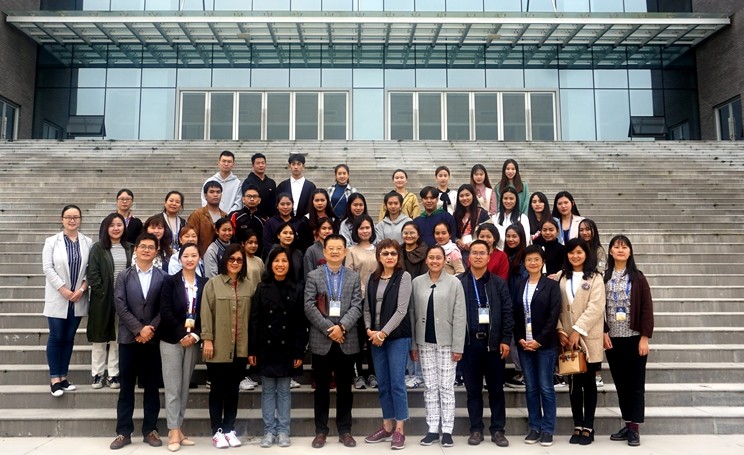 见面会上师生留影 见面会上师生留影