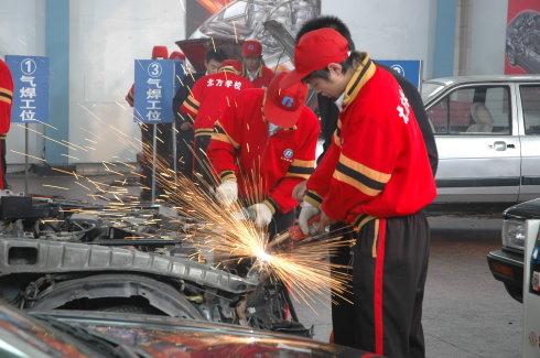 成都汽修学校分享:初中毕业,当然学技术