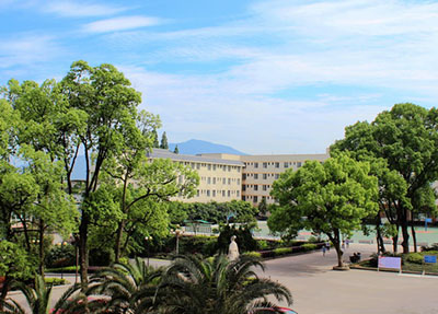 æ ¡åé£å
æ ¡åé£å
