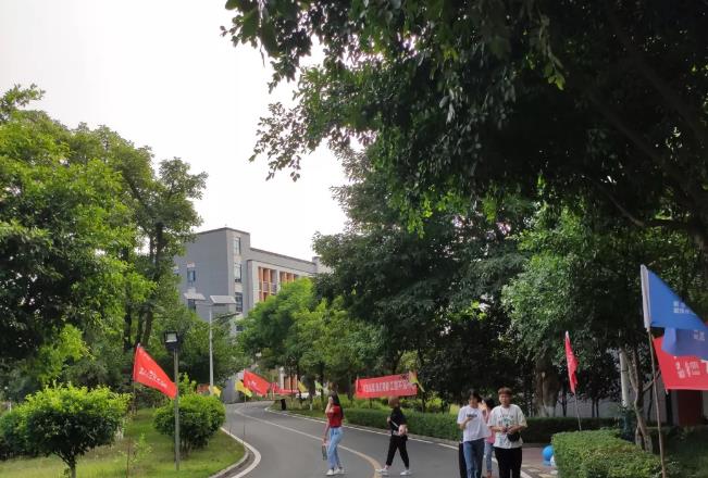 重庆市新华技工学校简介