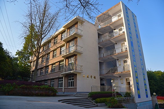 重庆市红春藤技工学校环境、宿舍环境、寝室环境、图片 重庆市红春藤技工学校环境、宿舍环境、寝室环境、图片