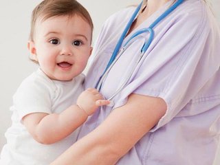 儿科医生为孩子看病