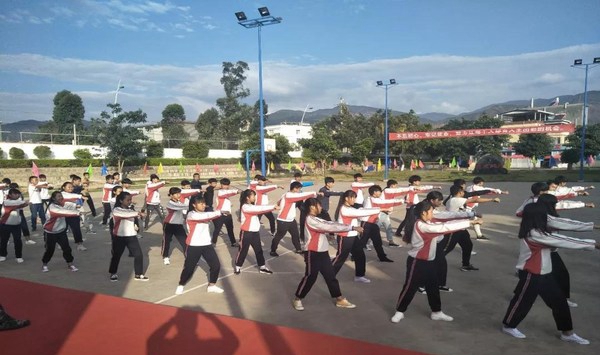 南涧县职业高级中学军事拓展